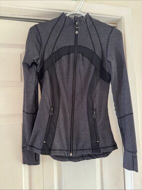 Lululemon Women's Charcoal Heather Zip-Up size 4